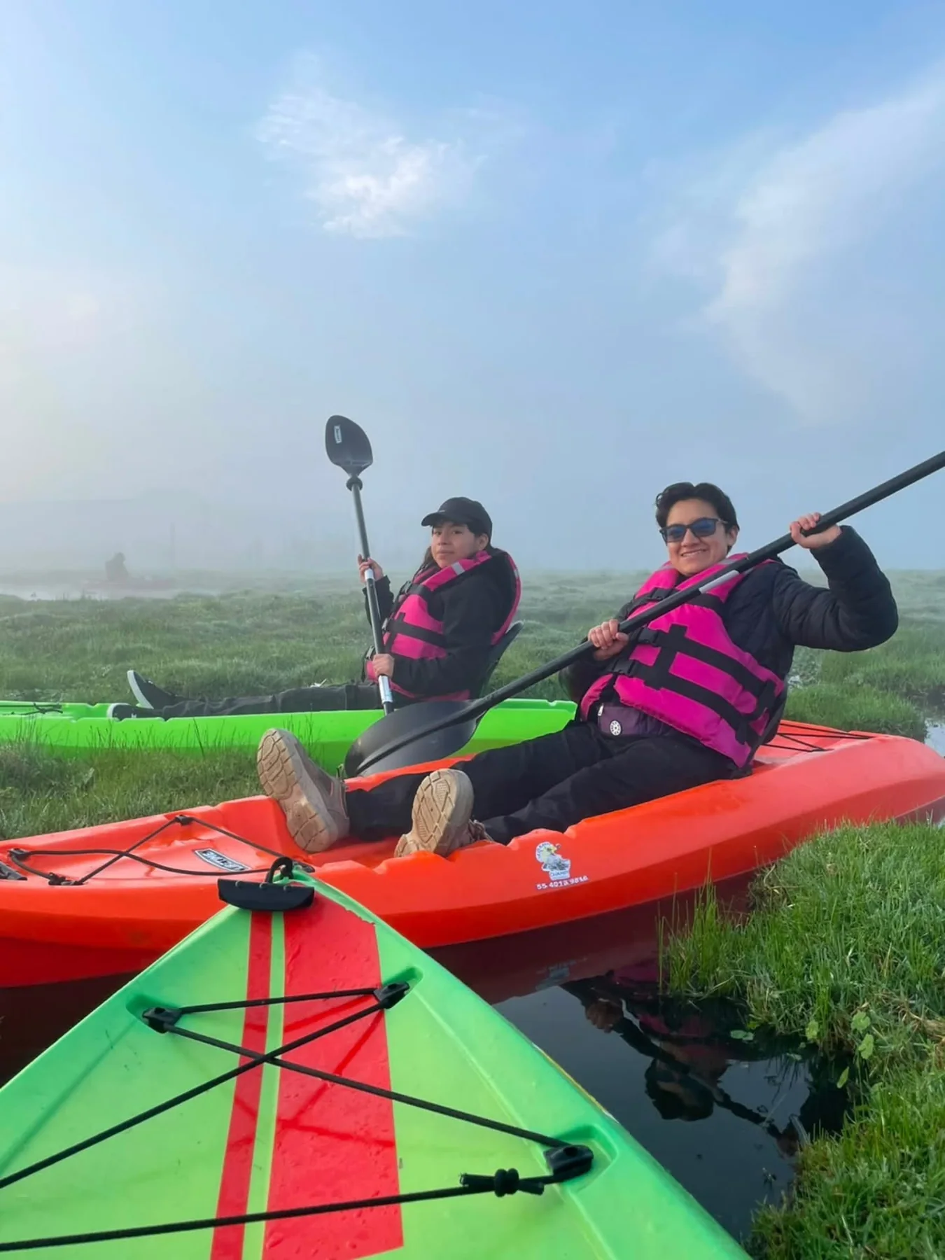 Kayaks reunidos en el agua